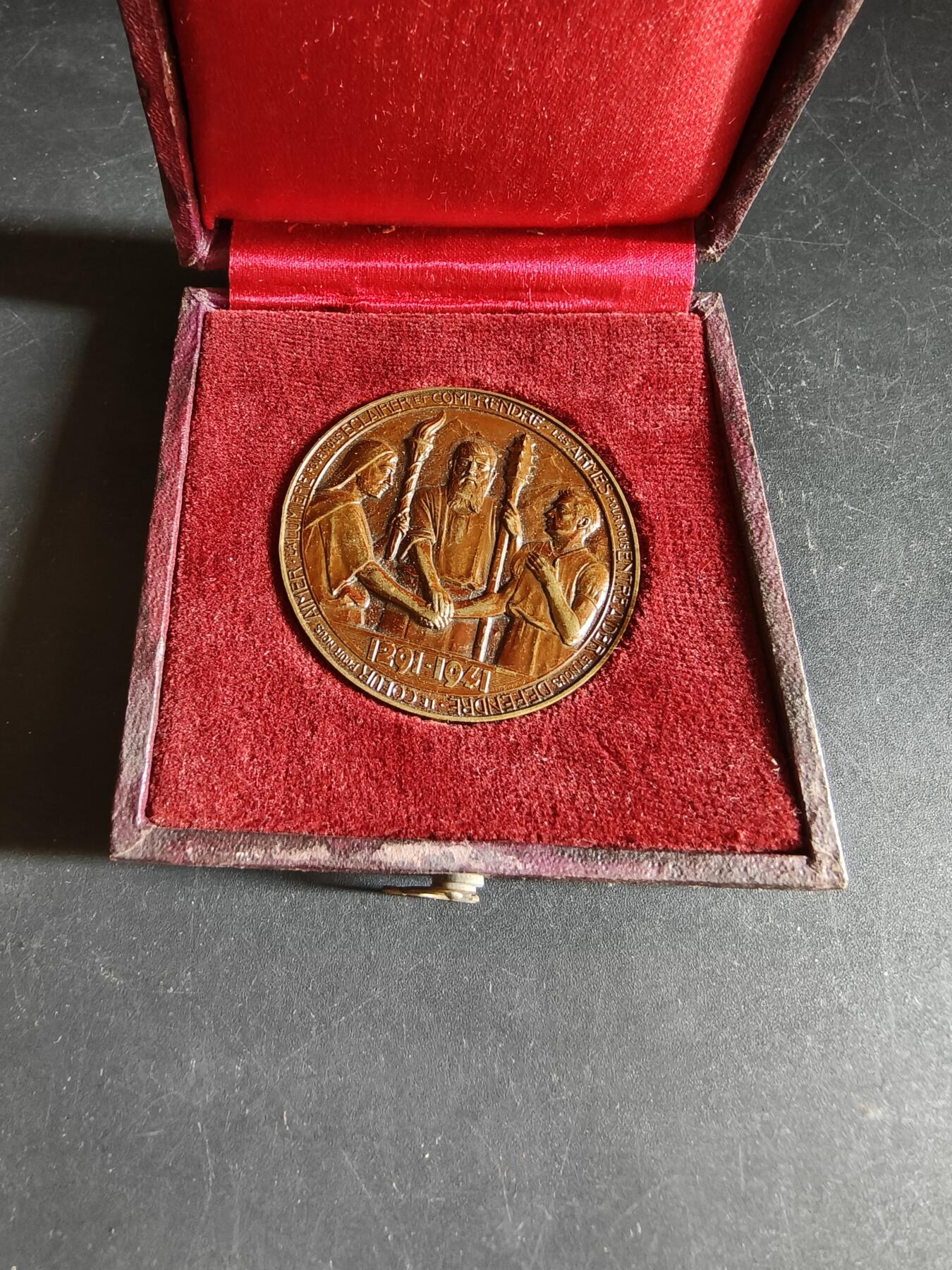 老王徽章第190期 瑞士慈善协会700周年纪念章    原盒,盒子有老化变形      直径42mm     重量35.1g