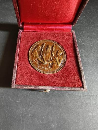 老王徽章第190期 - 瑞士慈善协会700周年纪念章    原盒,盒子有老化变形      直径42mm     重量35.1g