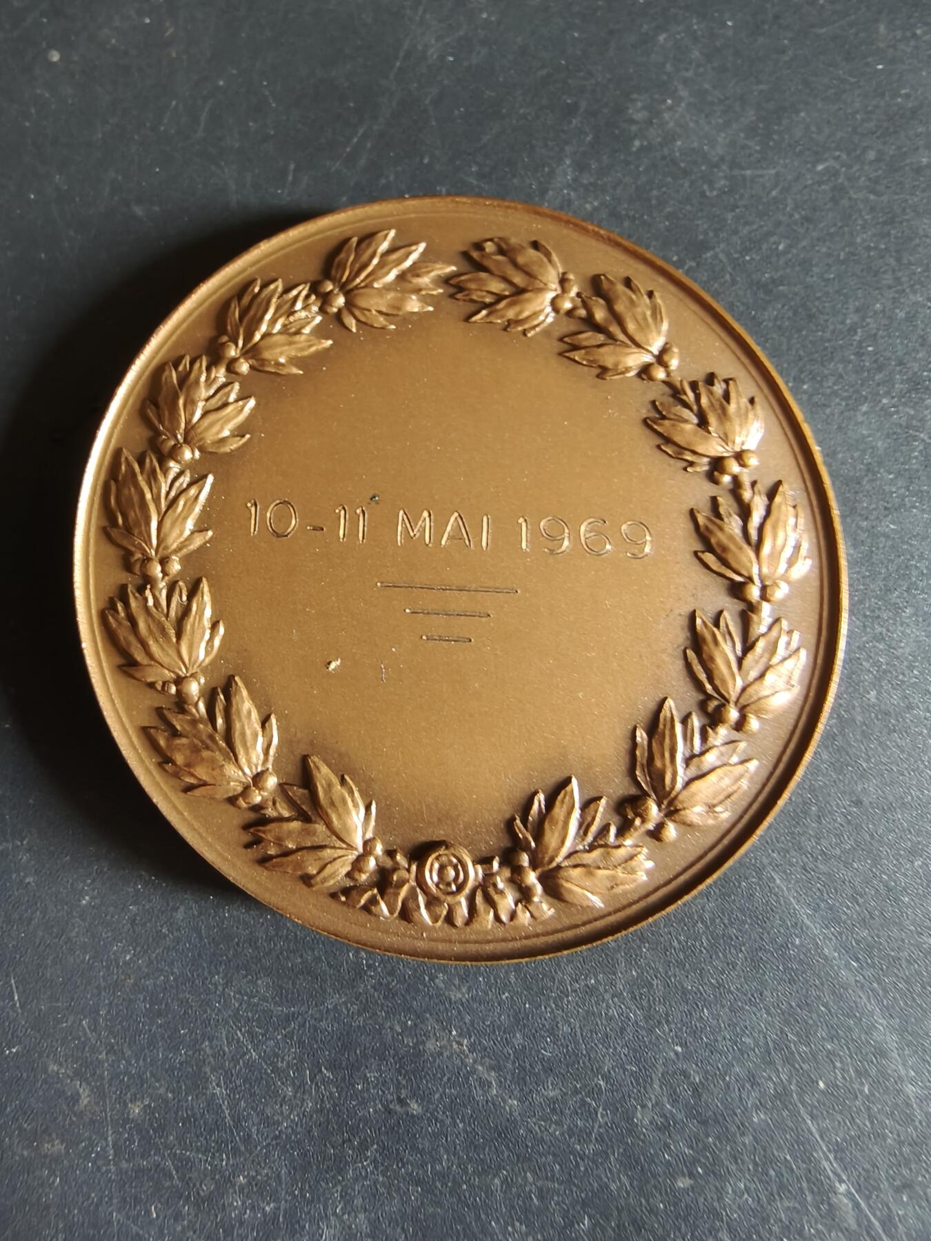 老王徽章第190期 法国贡比涅市大铜章     原盒    高浮雕     直径50mm      重量74.1g