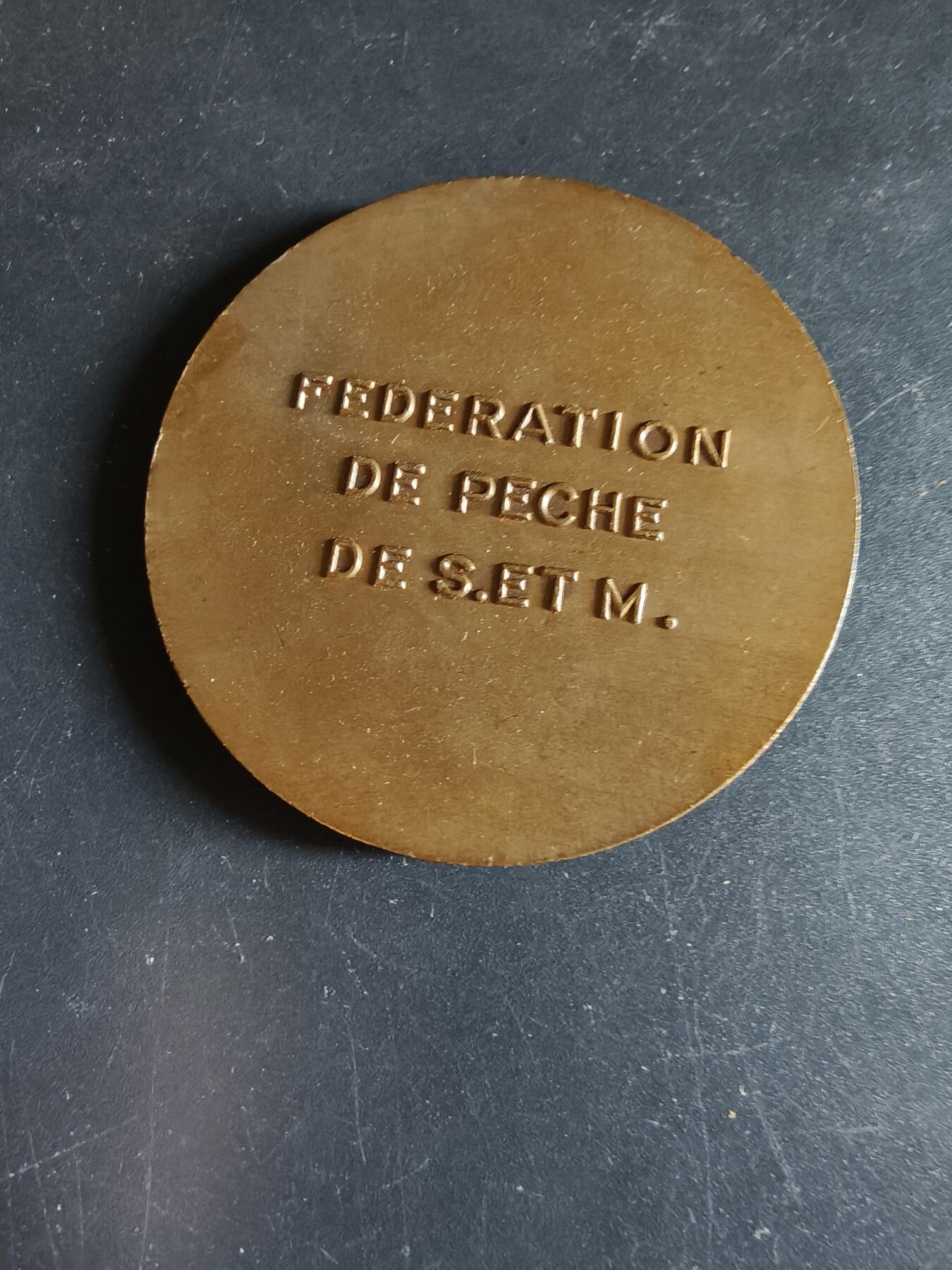 老王徽章第190期 法国钓鱼主题大铜章     原盒     直径50mm     重量55.9g
