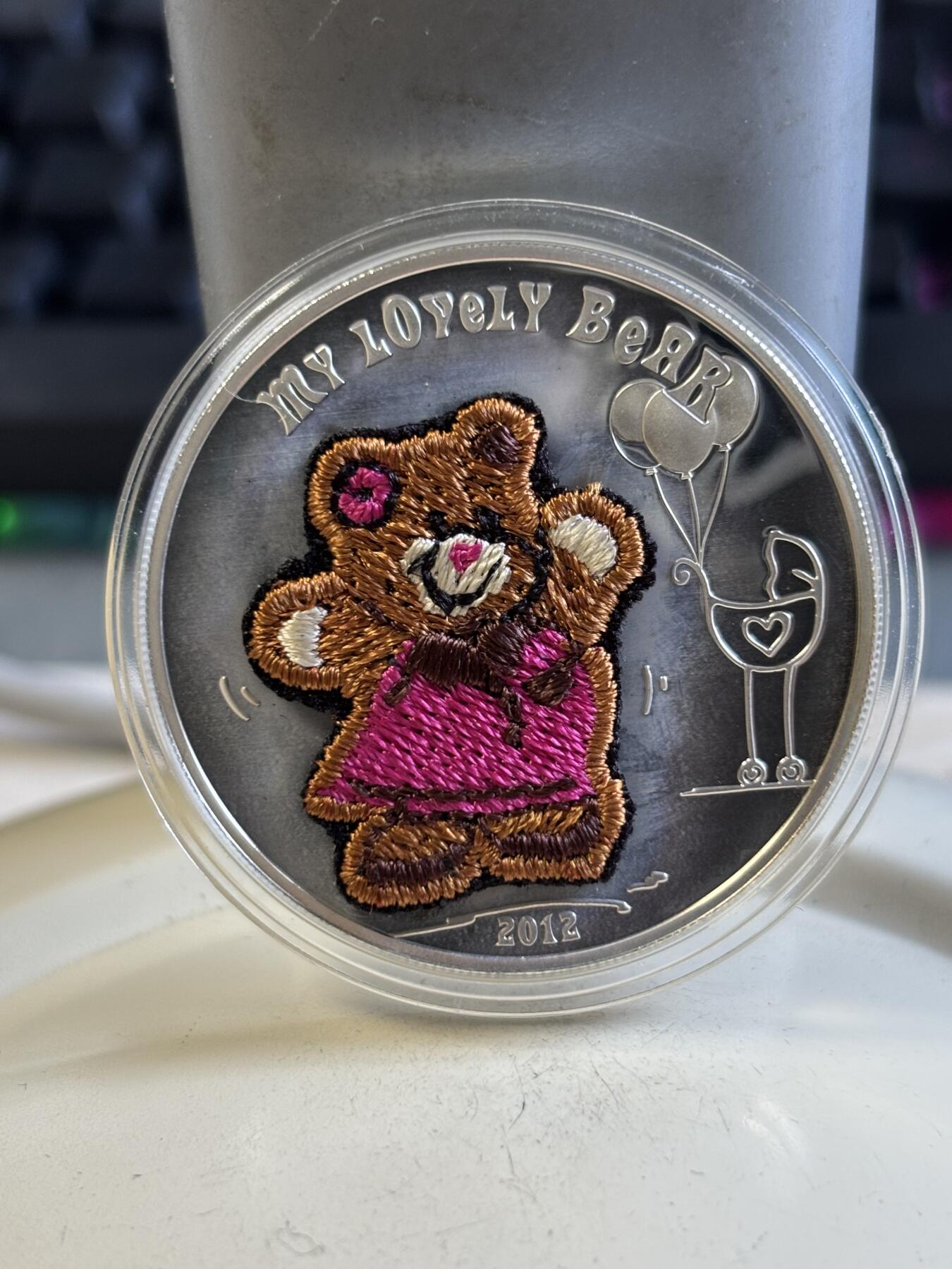 第194期拍卖 帕劳2012年（瑞士刺绣）幸福的小熊精制银币带证书，925银，20克 ，发行2012枚，有氧化