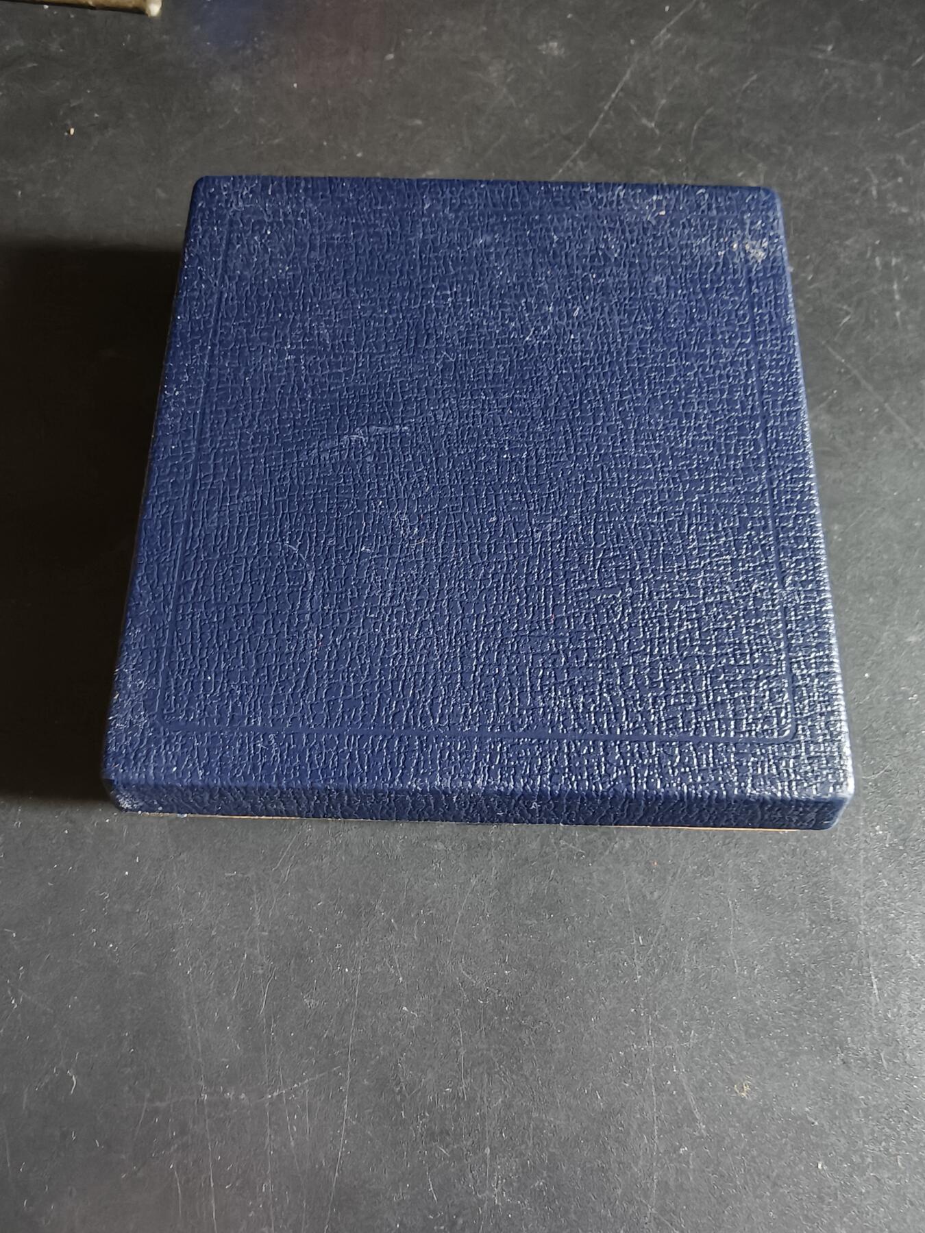 老王徽章第190期 法国二战国家战争受害者、战俘、 被驱逐者和受难者联合会成立40周年大铜章       原盒       直径70mm     重量98.6g