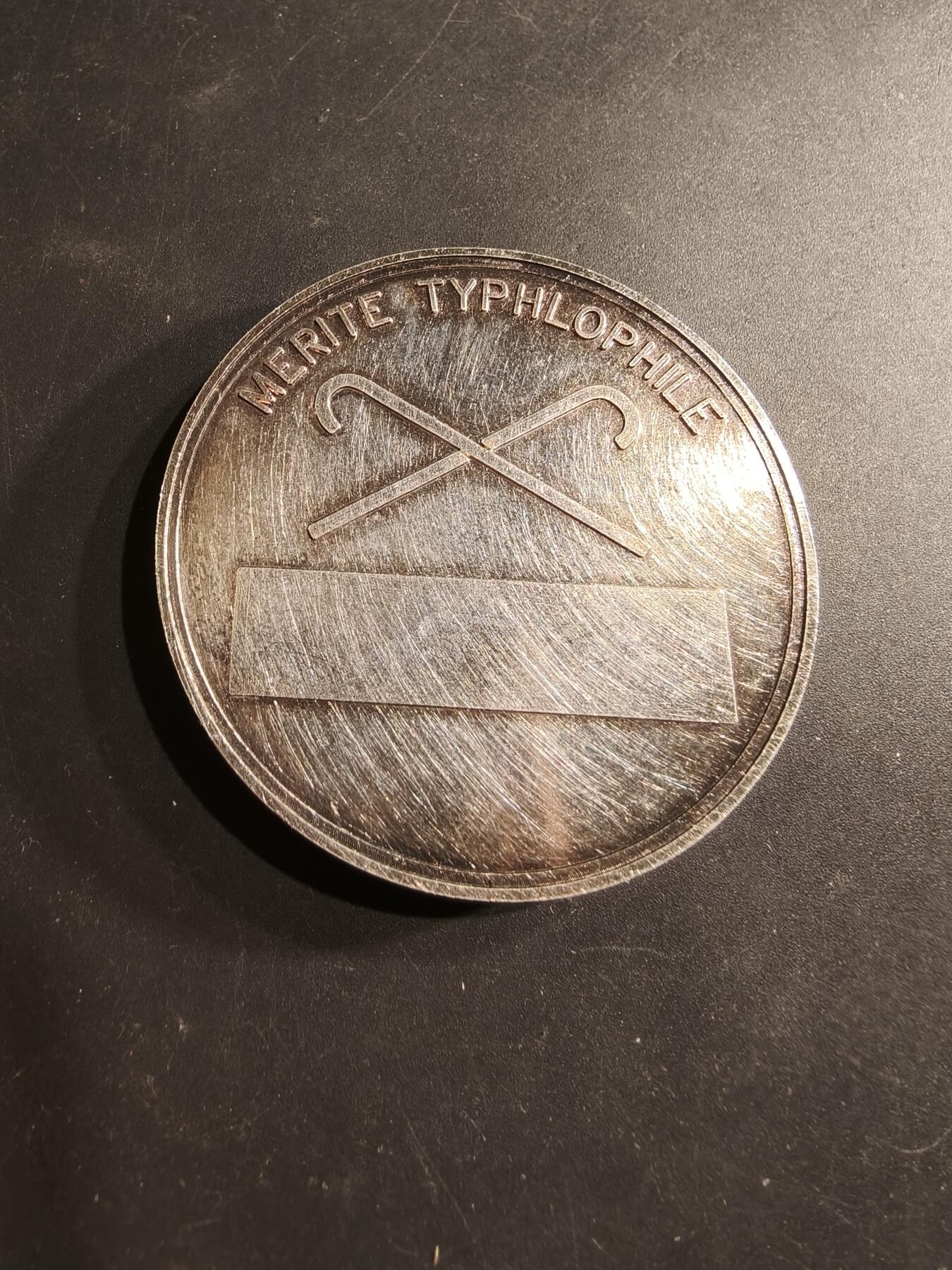 老王徽章第190期 法国盲人与视力障碍者联合会纪念章     原盒，盒子有变形      直径60mm      重量88g