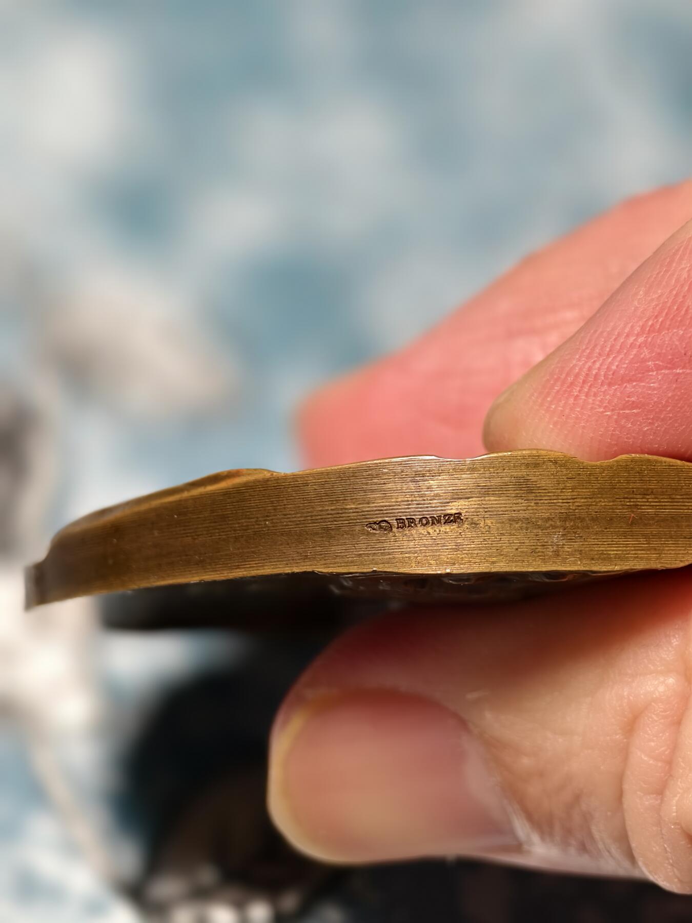 抚柳草堂-第二十期章牌钱币  奖章勋章免佣最后一期 满百包邮 放漏专场 1936法国航空先驱让·梅尔莫兹大铜章 直径59mm 重123.3g  传奇飞行员让·梅尔莫兹  超高浮雕品相不错 - 让·梅尔莫兹是法国航空黄金时代的代表人物，他的失踪是当时法国的重大事件，这枚章牌是航空史与现代史的重要实物见证