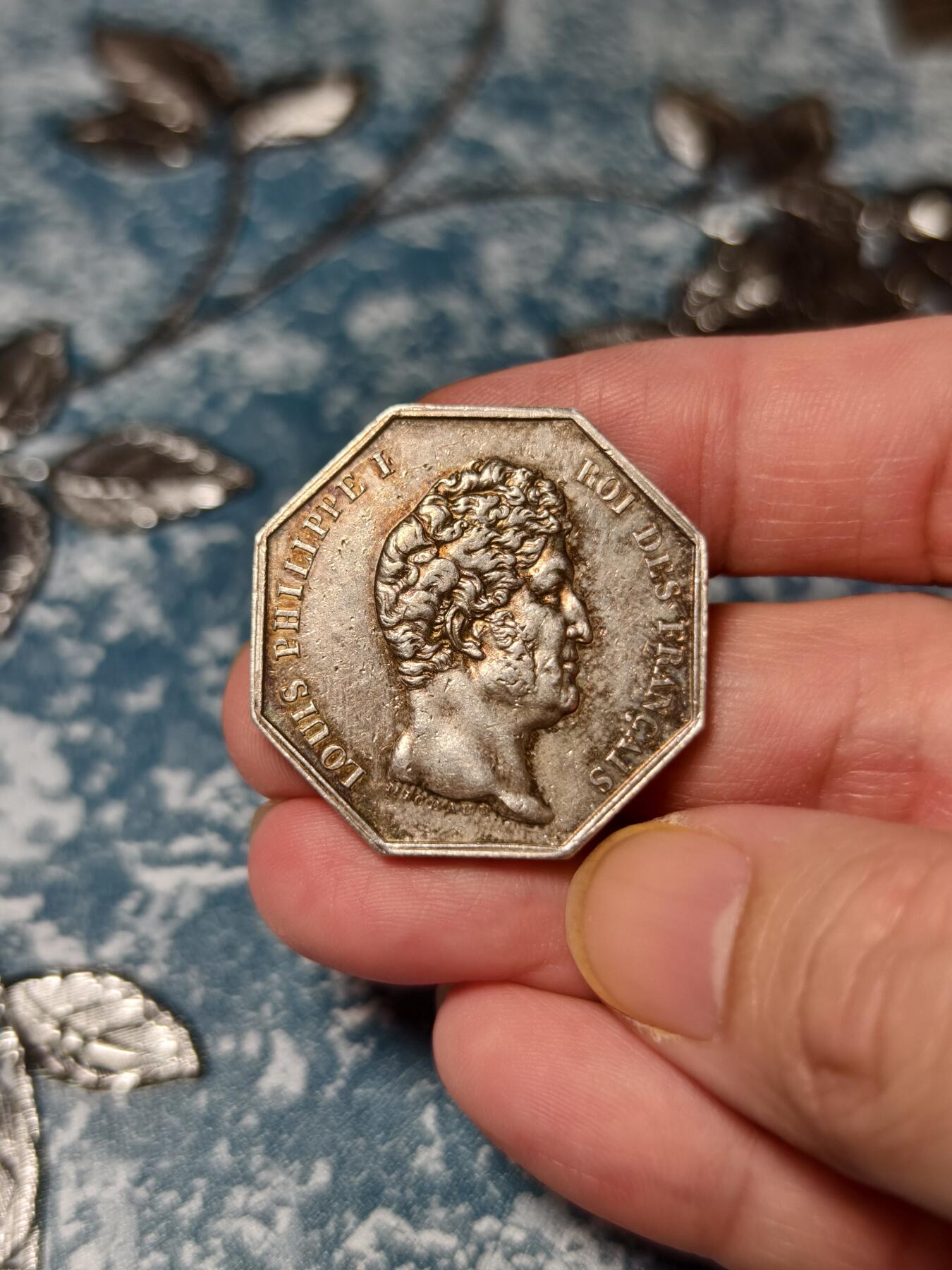 抚柳草堂-第二十期章牌钱币  奖章勋章免佣最后一期 满百包邮 放漏专场 1832-1841法国菲利普一世巴黎公证处八角银章 油灯边铭 950银18.9克 32.5mm 环彩漂亮 老味道难得