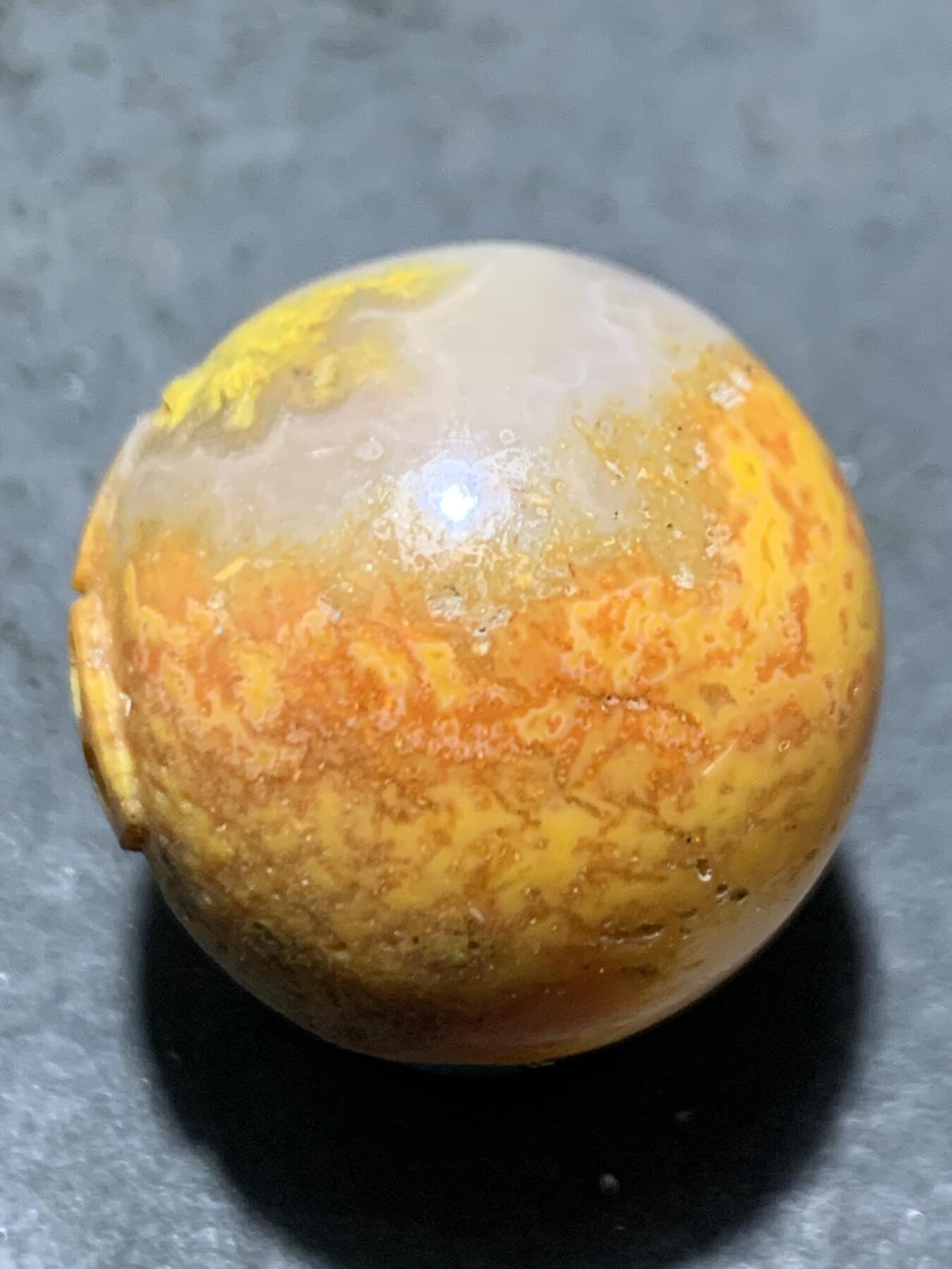 亚光冰飘冻料黄金草花纹战国红玛瑙手工雕刻福字圆珠一颗！