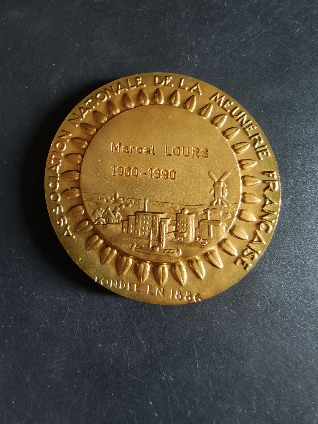 老王徽章第190期 法国磨坊主协会镀金大铜章     原盒     直径50mm     重量72.9g