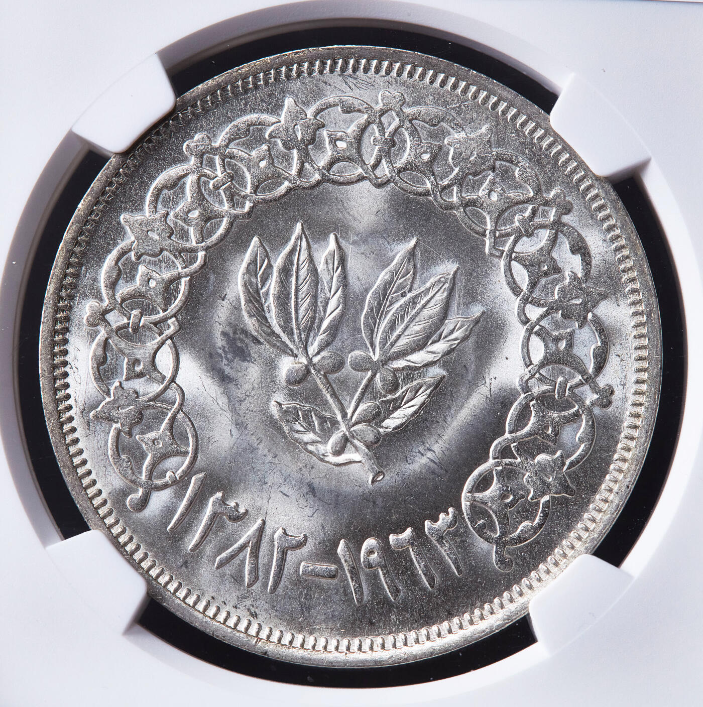 【俄甄集藏】2026年(050)04-01星期三 晚 19:30 全场包邮 也门1963年1里亚尔银币，NGC MS64，转光平胸