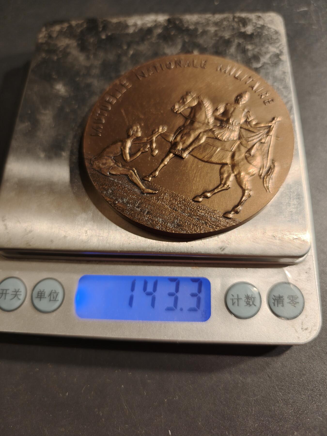 老王徽章第190期 法国国家军事互助会大铜章     赠予法国四星中将平斯曼将军     其在1994年担任地中海防区和里昂防御区军事指挥官      直径68mm     重量143.3g