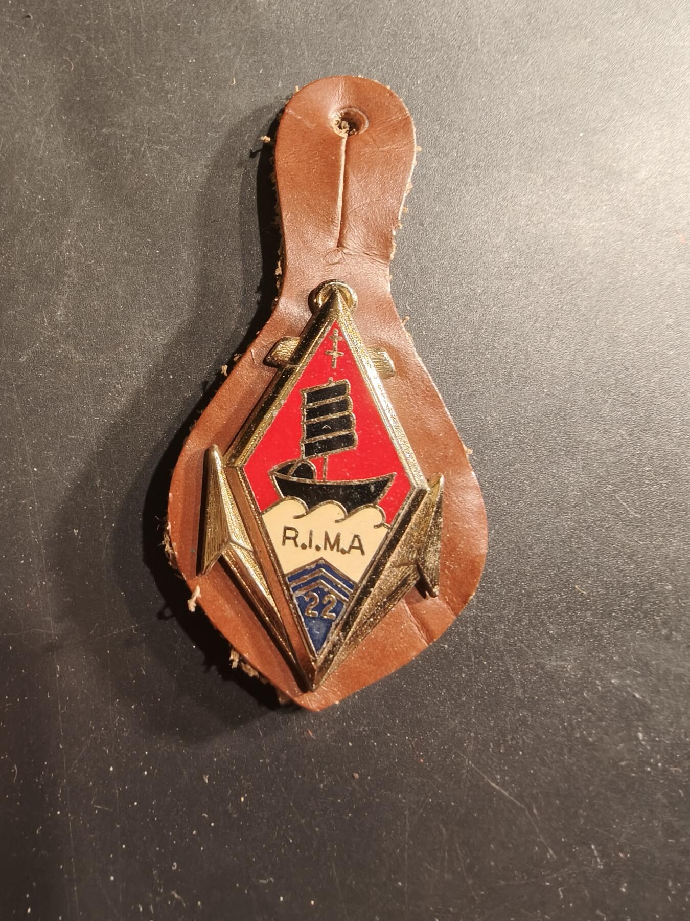 老王徽章第190期 法国海军陆战队第22步兵团证章     第22海军陆战步兵团主要驻扎在法国的昂古莱姆，该部队前身为第22殖民步兵团，曾参与过包括法越战争在内的多次军事行动