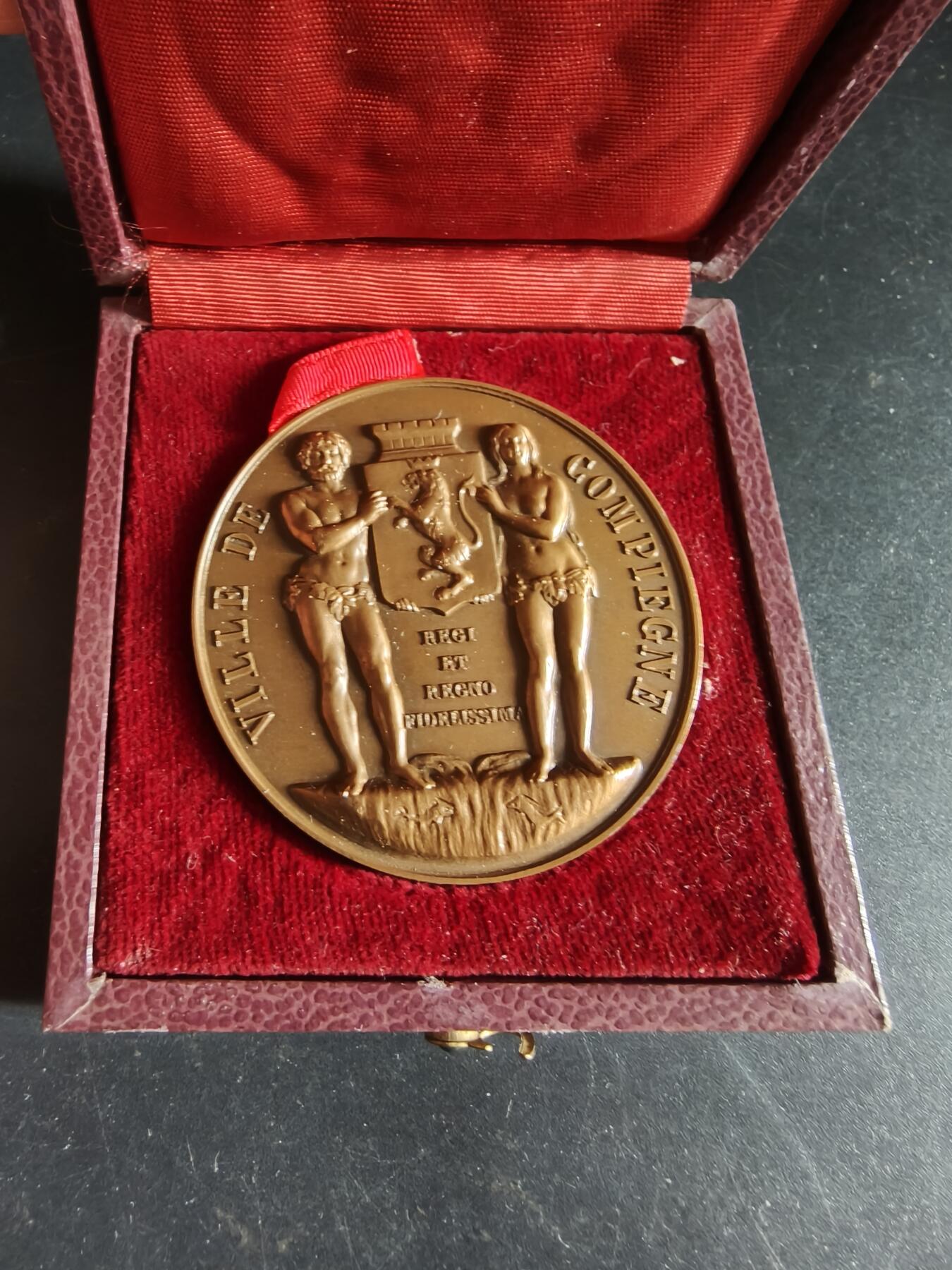 老王徽章第190期 法国贡比涅市大铜章     原盒    高浮雕     直径50mm      重量74.1g