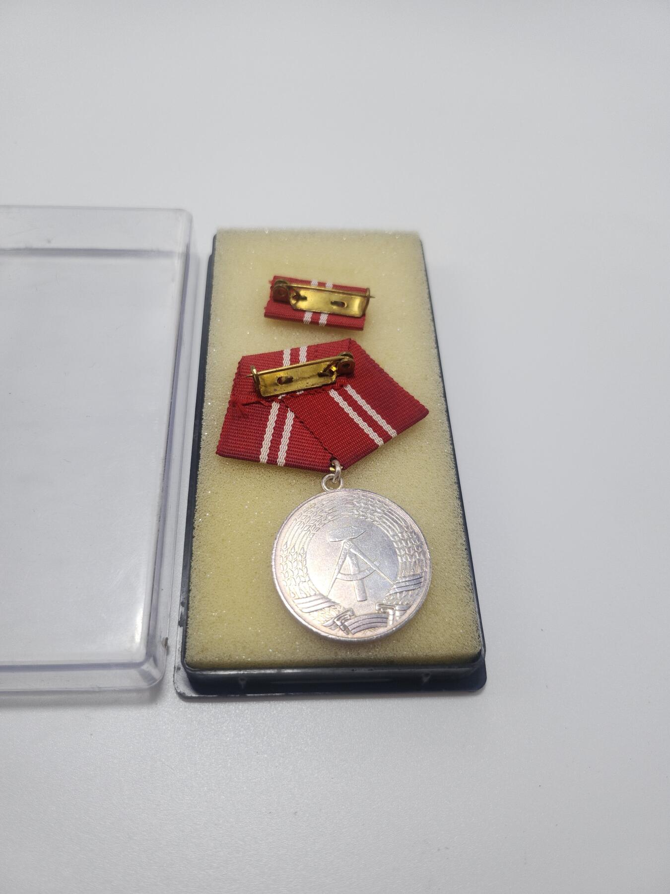 南水社第4次拍卖  民主德国银级工人阶级战斗队奖章 完好带盒略