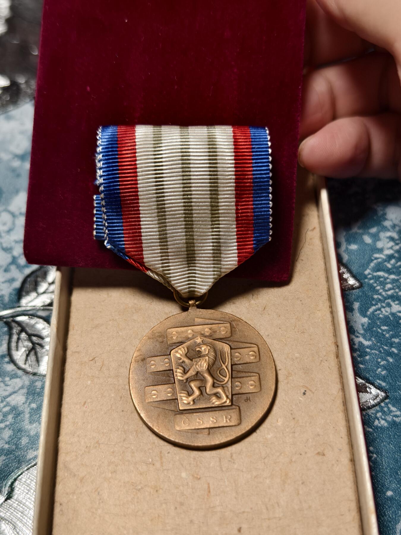 抚柳草堂-第二十期章牌钱币  奖章勋章免佣最后一期 满百包邮 放漏专场 捷克斯洛伐克社会主义共和国 三级加强武装友谊奖章 原盒美品 历史原品 华约体系下的奖章  