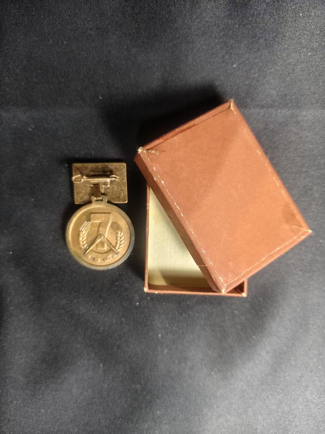 云宸嘉赏-勋臻文献佳藏优品精选场次（低佣 转发佣金红包） 民主德国DDR “专业学科竞赛优胜模范”奖章 极早期热珐琅上挂带纸盒 