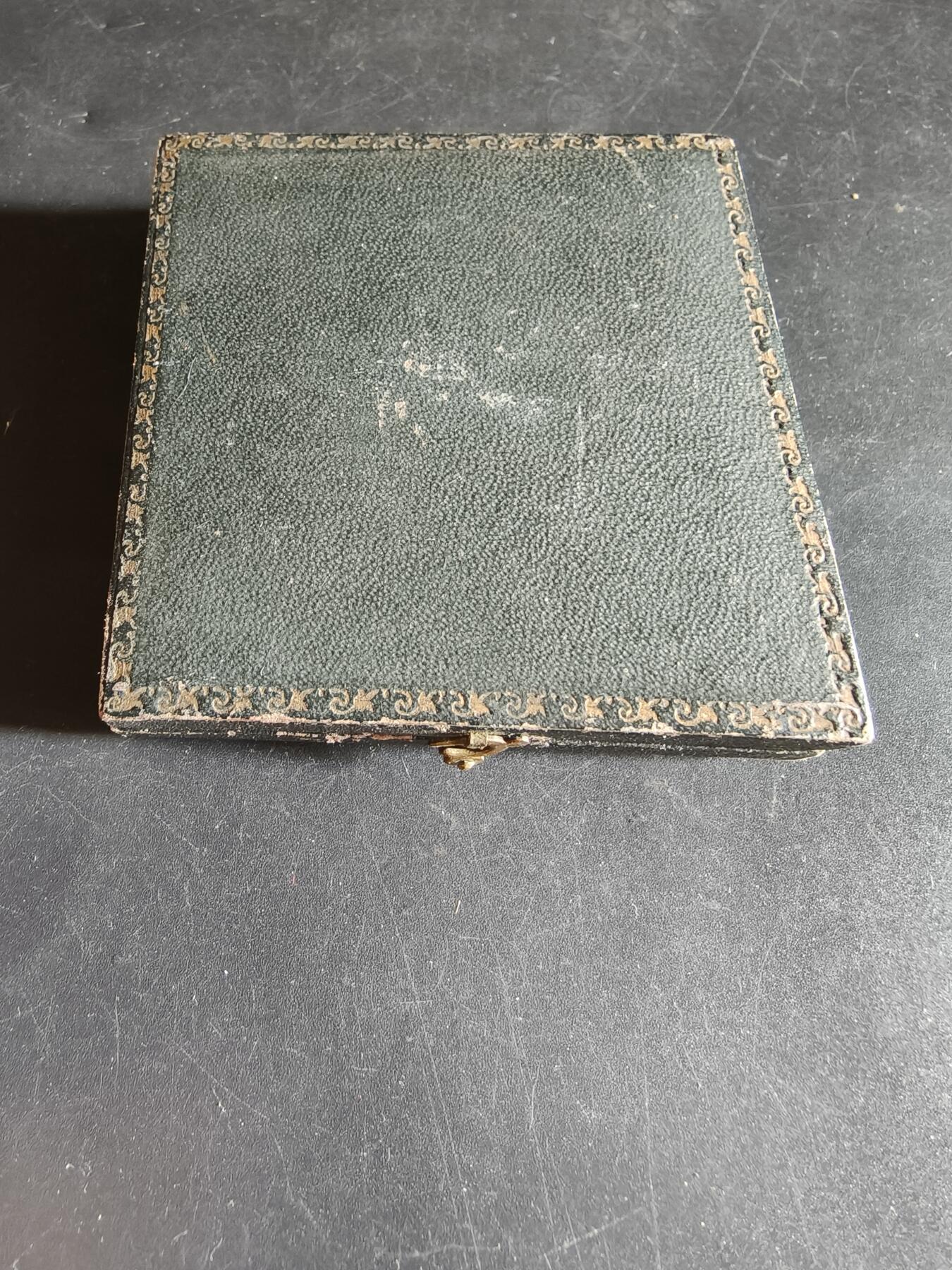 老王徽章第190期 法国布里夫地区农业协会镀银大铜章      原盒       直径50mm     重量58.5g