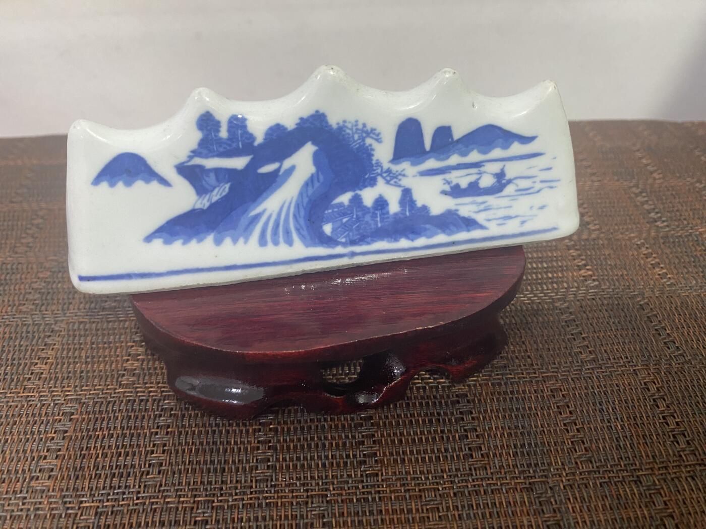 江南站杂件场 青花笔架