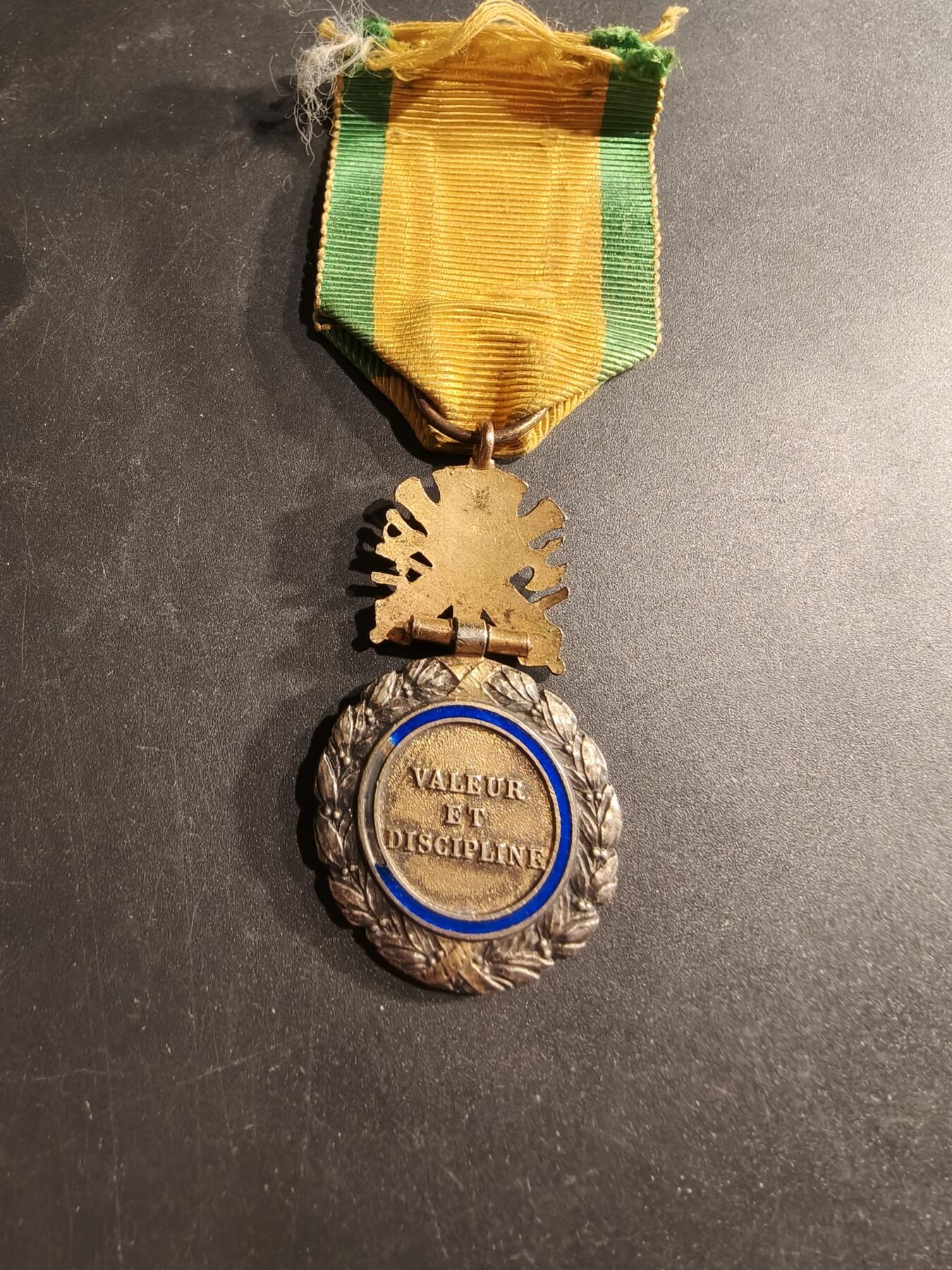 老王徽章第190期 法国军事奖章    三共时期    950银镀金珐琅     20g