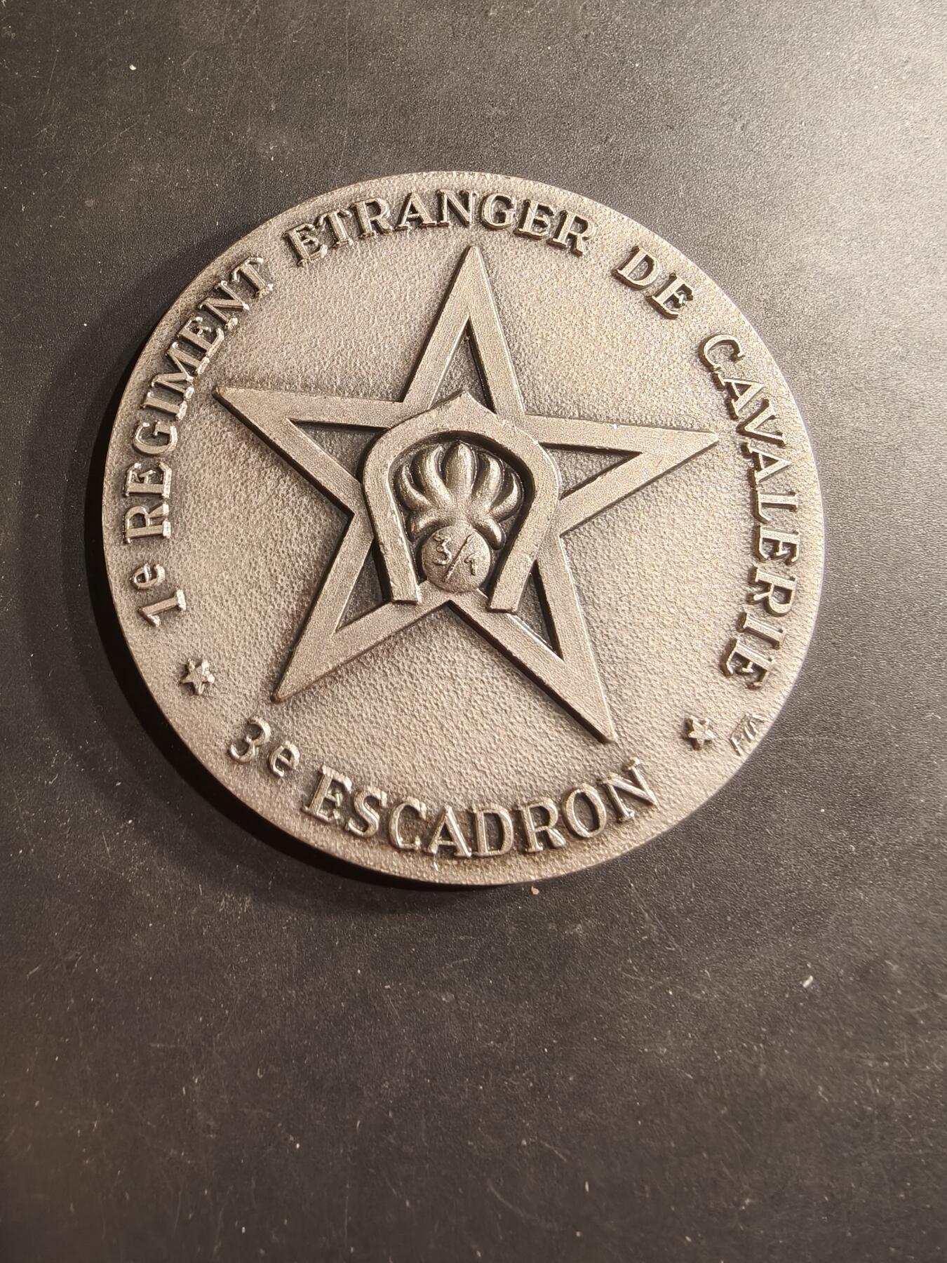 老王徽章第190期 法国外籍军团第1骑兵团第3中队镀银大铜章     直径72mm    重量163.5g