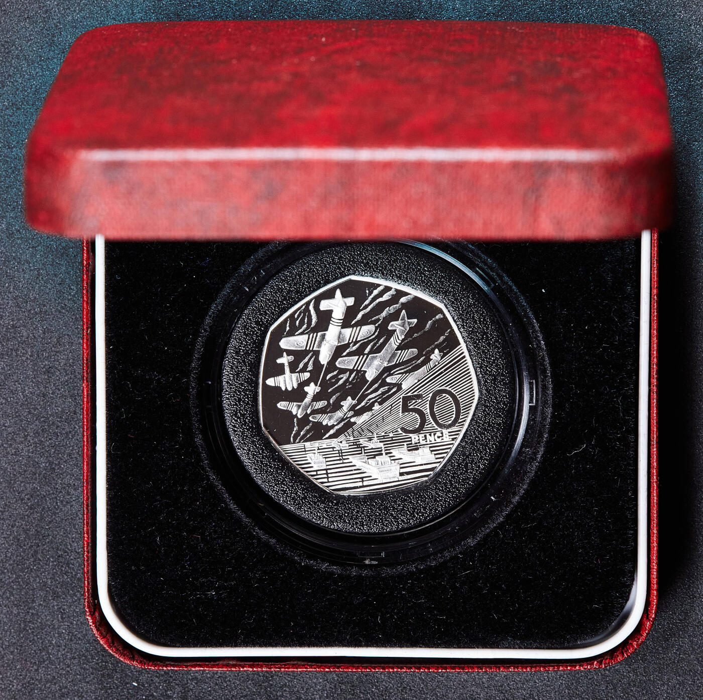 【俄甄集藏】2026年(050)04-01星期三 晚 19:30 全场包邮 英国1994年纪念诺曼底登陆D日胜利50周年50便士精制银币，原盒证，重13.5克，925银，发行量40000枚