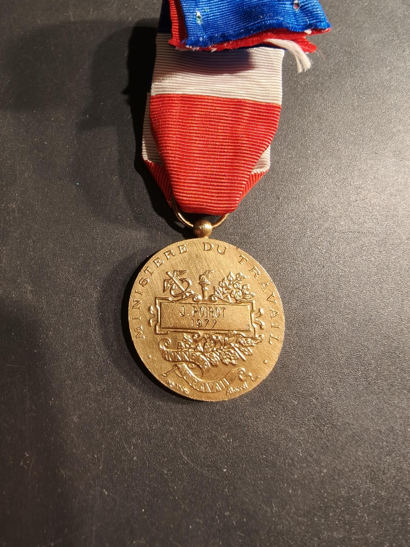 老王徽章第190期 法国金级劳工奖章    925银镀金    1977年实发     13.2g