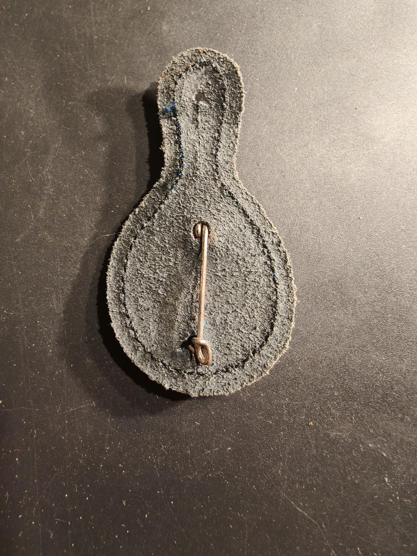 老王徽章第190期 法国海军陆战队第9步兵师证章      该部队的前身是第9殖民步兵师，曾作为自由法国军队的一部分参加二战。此后曾参与法越战争（印度支那战争）等行动。随着军事体制改革，该单位演变为第9海军陆战步兵师（9e DIMa），现为第9海军陆战步兵旅（9e BIMa）