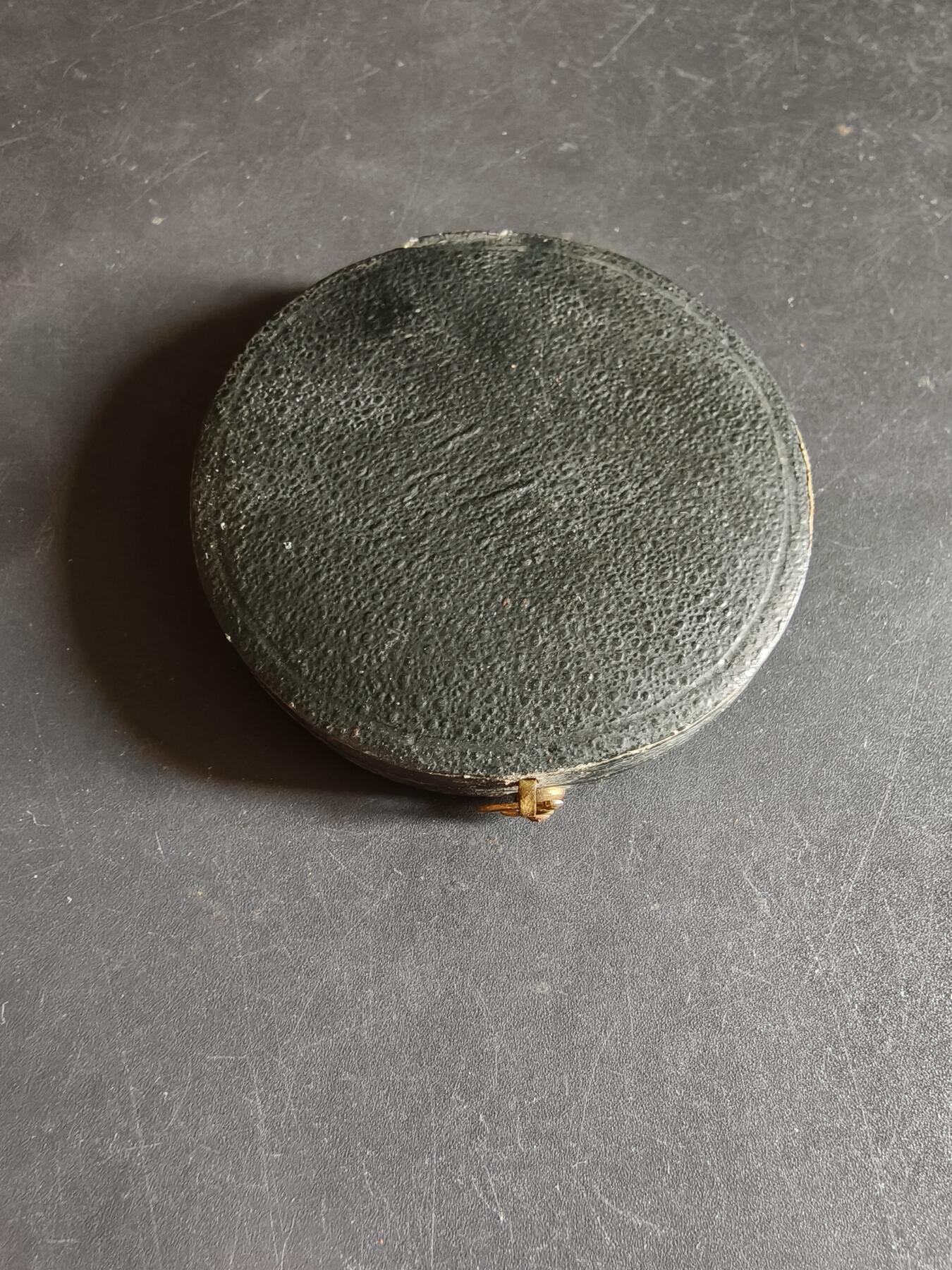 老王徽章第190期 法国利摩日国立装饰艺术学院大铜章     大师路易·波特作品     原盒       直径45mm      重量43.5g