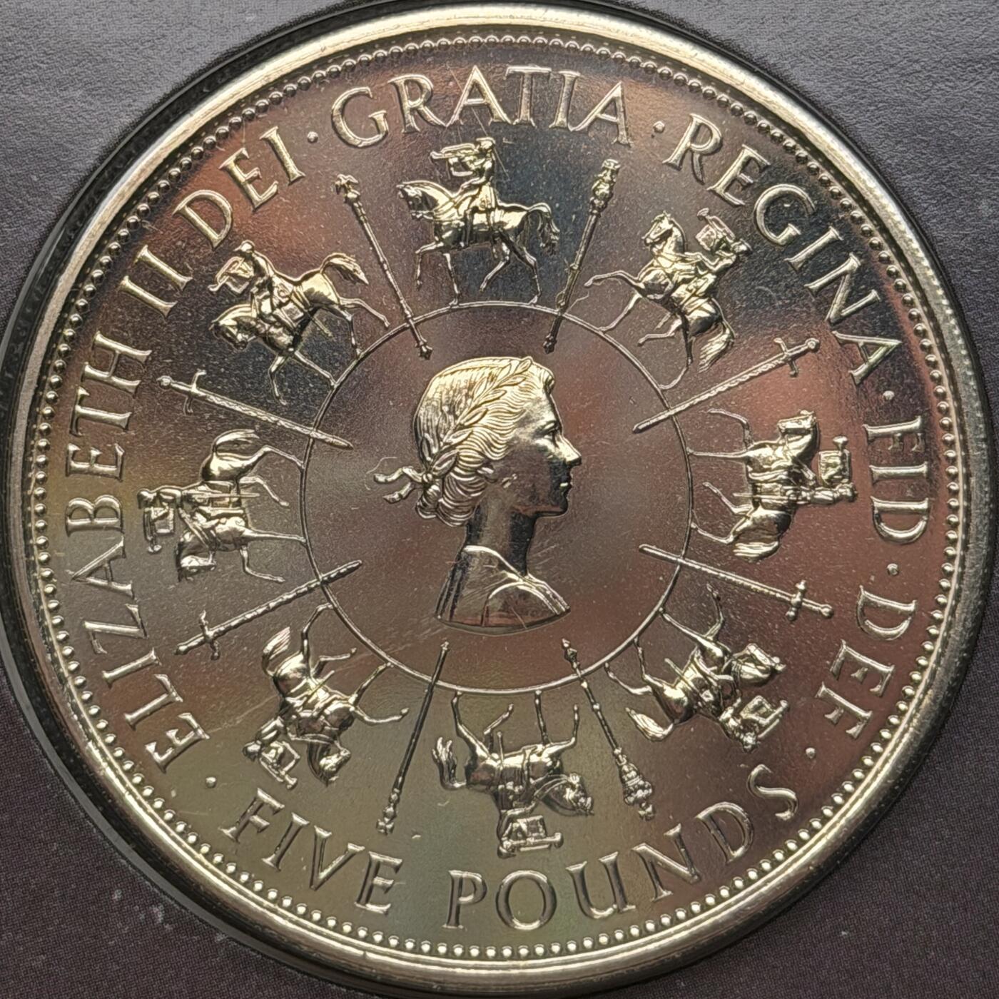 ＜星葵🌻钱币社＞第72期·东奔西走的硬币·3月31日发货 〈邮币封·附10镑高面值不列颠女神邮票〉英国1993年女王登基40周年5镑克朗型纪念币