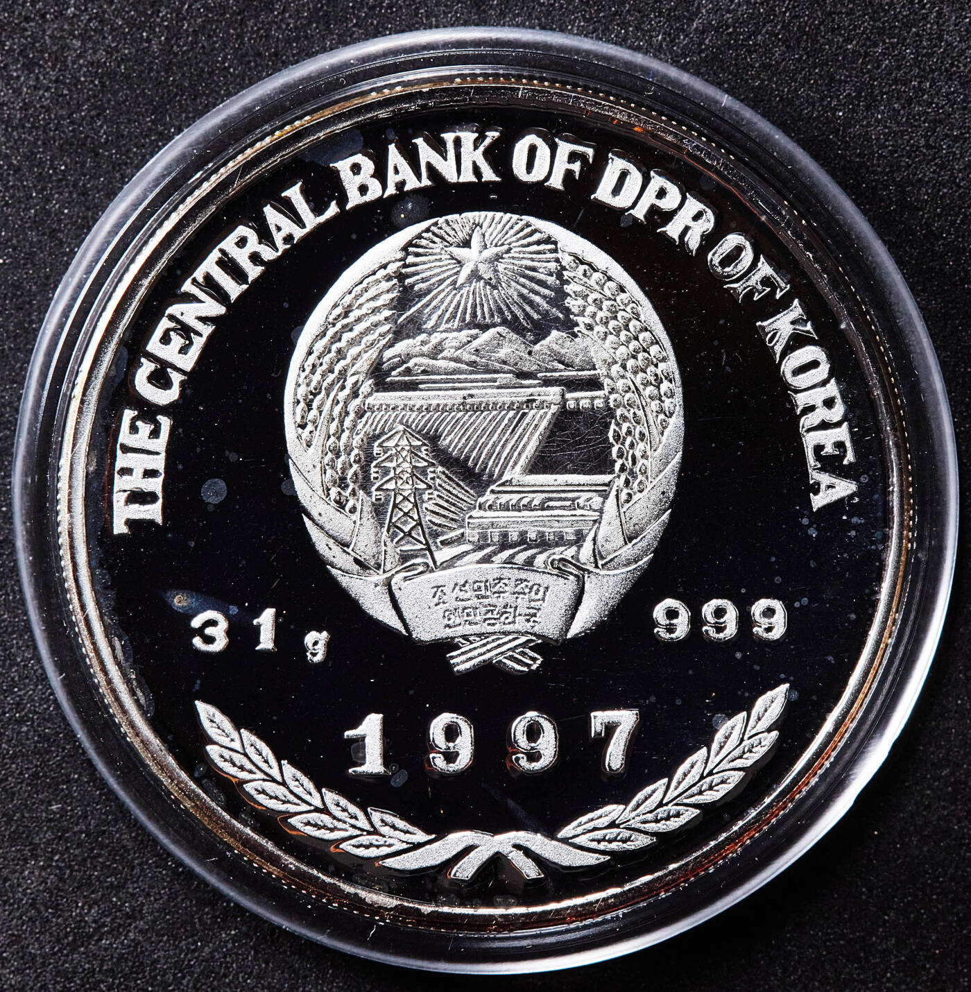 【俄甄集藏】2026年(050)04-01星期三 晚 19:30 全场包邮 朝鲜1997年“国色天香”牡丹花彩绘精制大银币，原盒，重31.1035克，999银，发行量5000枚