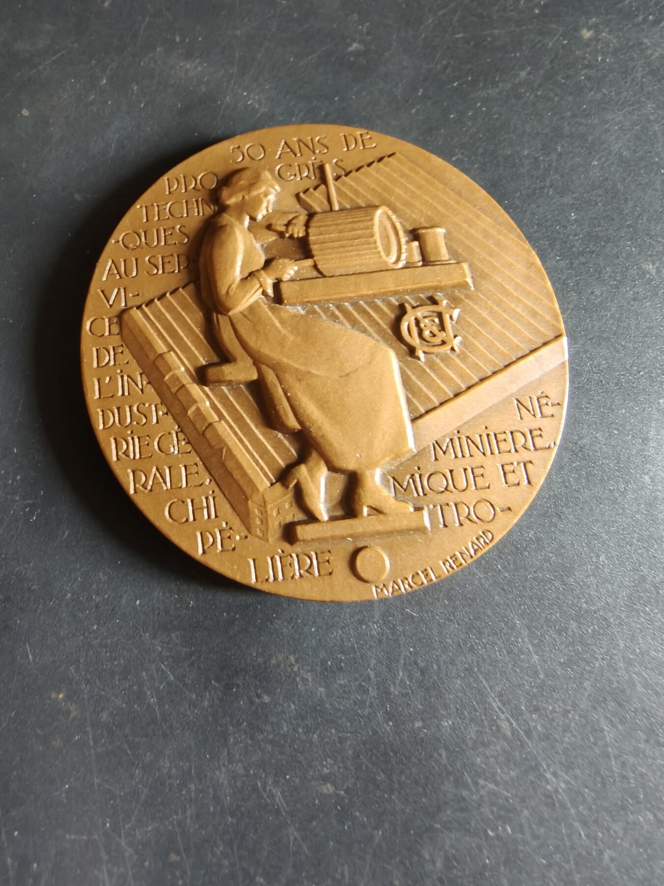 老王徽章第190期 法国南锡电气建设公司成立50周年大铜章     原盒      大师马塞尔·雷纳德作品      直径60mm     重量106.1g