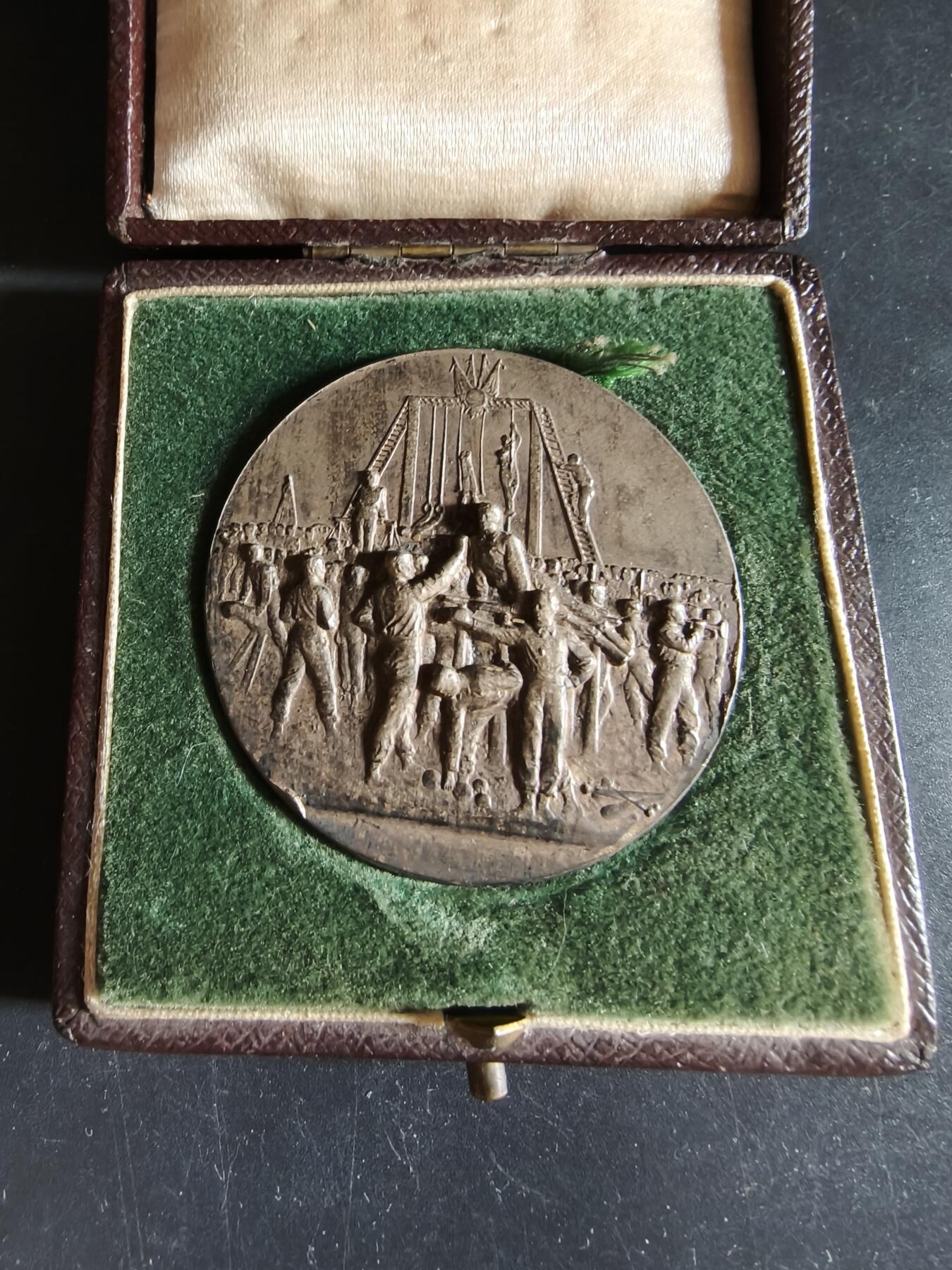 老王徽章第190期 法国马孔市体操联合会镀银大铜章    原盒    高浮雕     直径50mm     重量52.7g