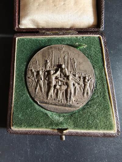 老王徽章第190期 - 法国马孔市体操联合会镀银大铜章    原盒    高浮雕     直径50mm     重量52.7g