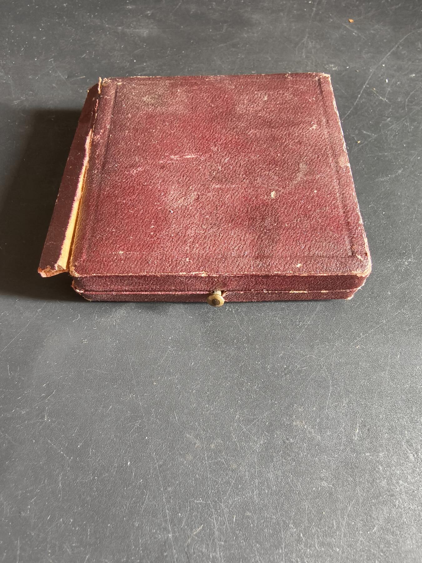 老王徽章第190期 法国奥尔良市戎装圣女贞德大铜章      原盒，盒子有损     直径36mm      重量22.5g