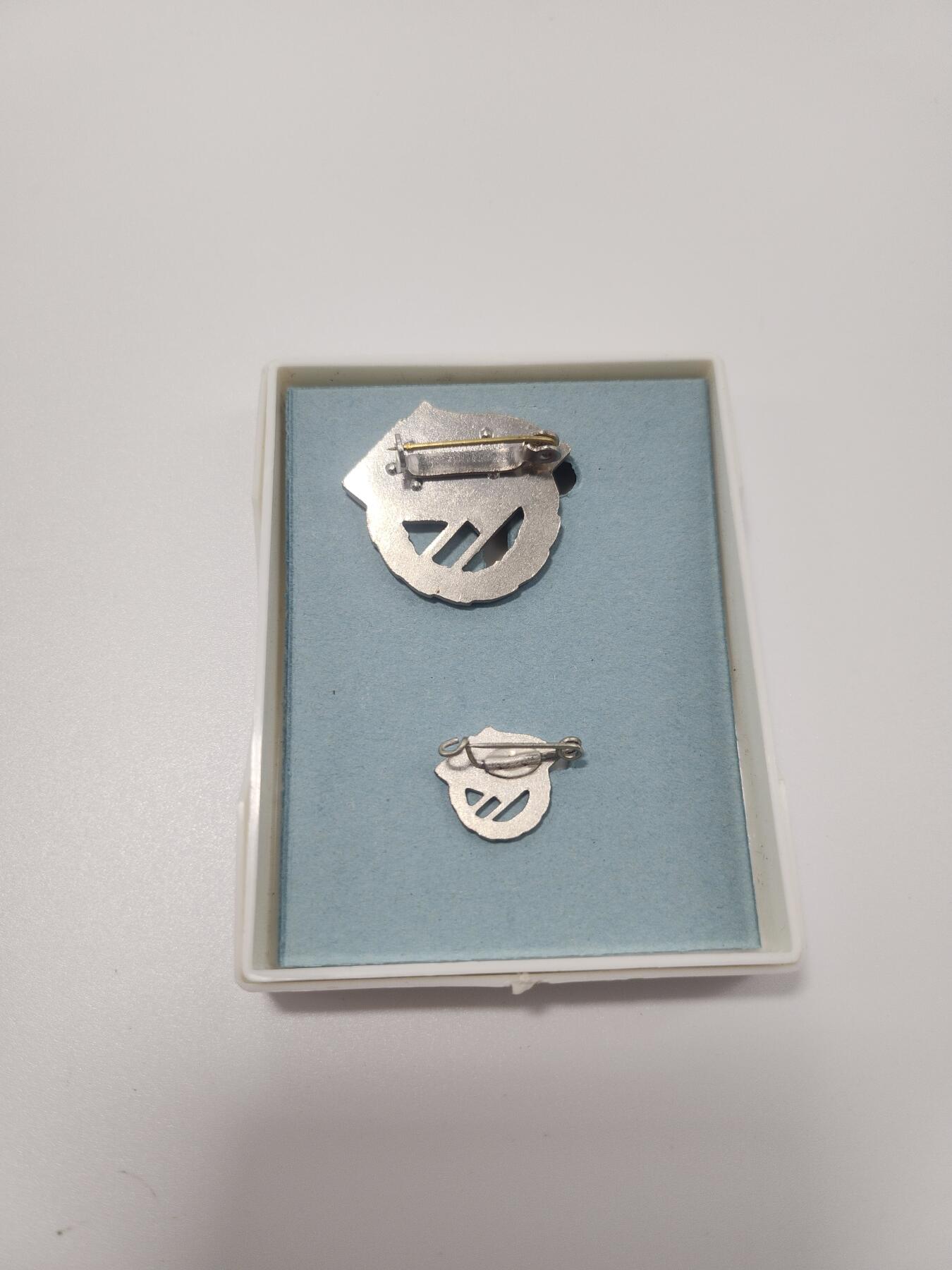 南水社第4次拍卖  苏德友好协会银级证章 完好带盒