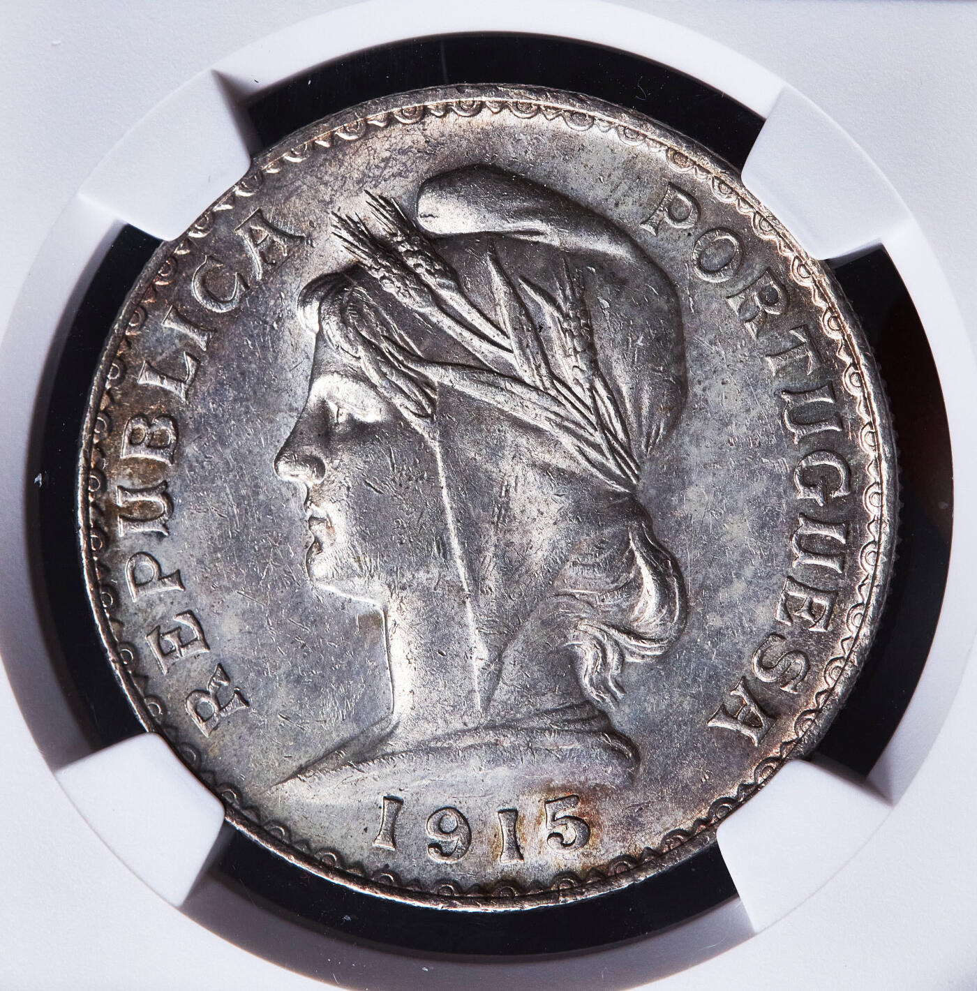 【俄甄集藏】2026年(050)04-01星期三 晚 19:30 全场包邮 葡萄牙1915年女神1埃斯库多银币，NGC AU58，共和后第一版硬币的主币，环彩包浆，原光品相