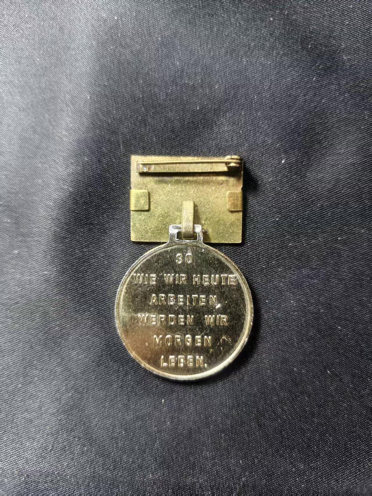 云宸嘉赏-勋臻文献佳藏优品精选场次（低佣 转发佣金红包） 民主德国 建设计划优秀服务奖章 1960版 