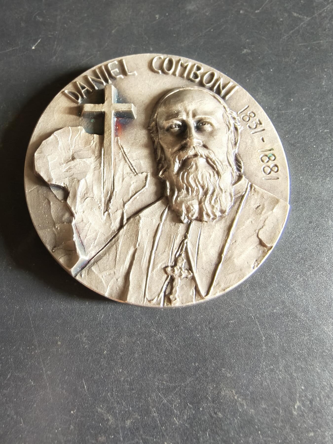 老王徽章第190期 法国天主教会圣丹尼尔·孔博尼镀银纪念章      高浮雕     原盒        他是19世纪著名的天主教传教士和非洲传教修会的创始人        直径60mm     重量132.5g