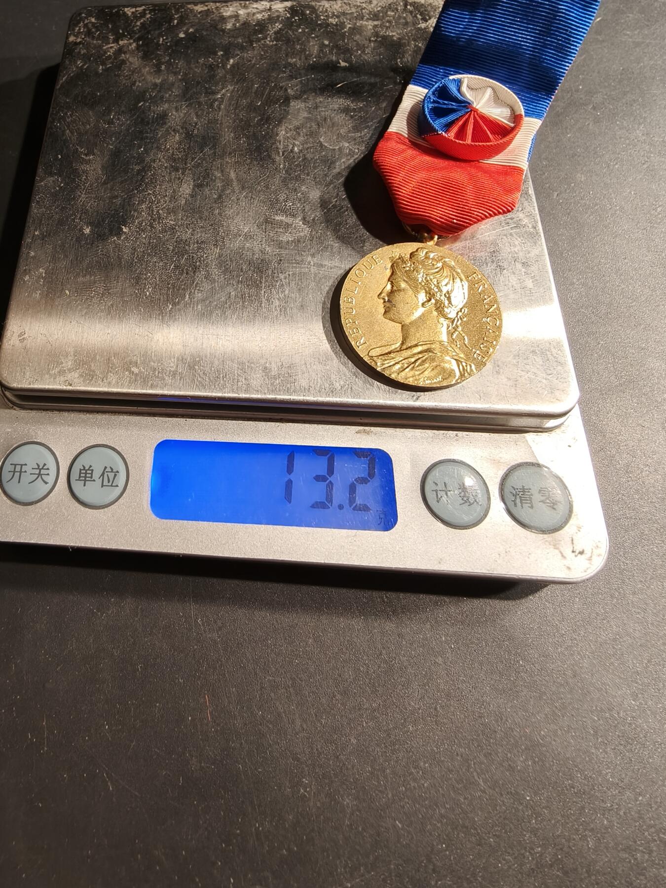 老王徽章第190期 法国金级劳工奖章    950银镀金    1971年实发     13.2g