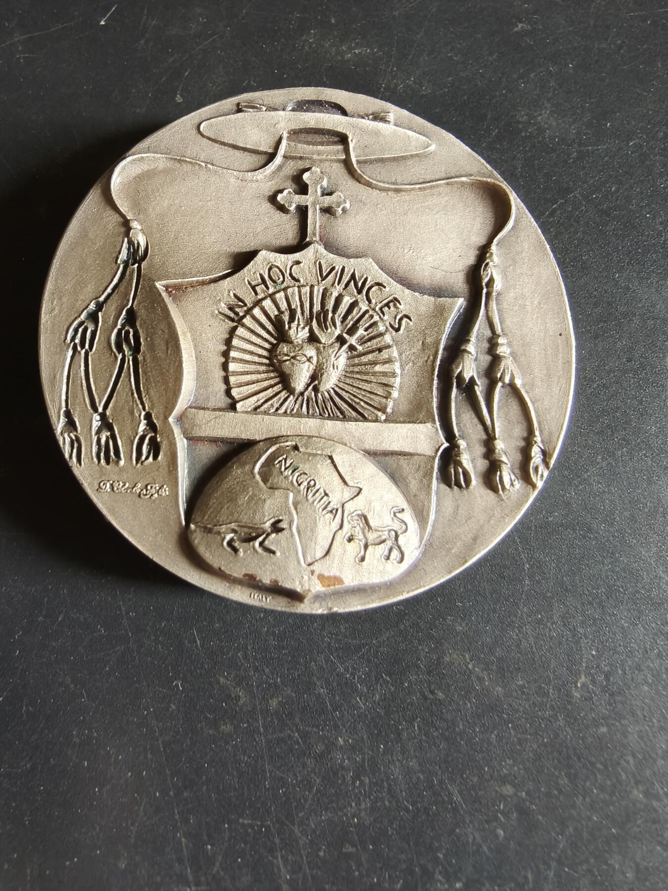 老王徽章第190期 法国天主教会圣丹尼尔·孔博尼镀银纪念章      高浮雕     原盒        他是19世纪著名的天主教传教士和非洲传教修会的创始人        直径60mm     重量132.5g