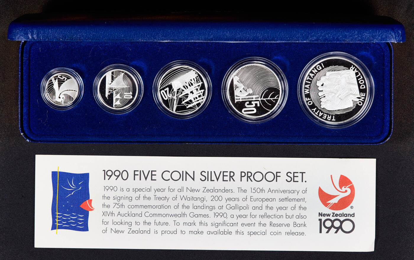 【俄甄集藏】2026年(050)04-01星期三 晚 19:30 全场包邮 新西兰1990年大事记5分-1元全银精制硬币5枚全套，原盒证，总重65.83克，925银，发行量7000套，纪念《怀唐伊条约》签署150周年、欧洲移民抵达新西兰200周年、一战澳新军团加里波利登陆75周年、奥克兰第14届英联邦运动会举办