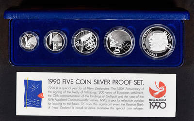 【俄甄集藏】2026年(050)04-01星期三 晚 19:30 全场包邮 - 新西兰1990年大事记5分-1元全银精制硬币5枚全套，原盒证，总重65.83克，925银，发行量7000套，纪念《怀唐伊条约》签署150周年、欧洲移民抵达新西兰200周年、一战澳新军团加里波利登陆75周年、奥克兰第14届英联邦运动会举办