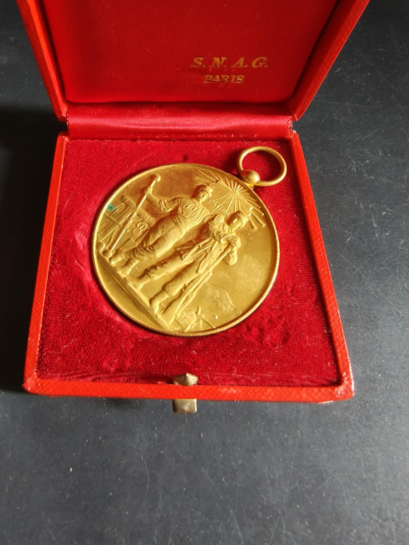 老王徽章第190期 法国射击协会镀金铜奖章     原盒     直径50mm     重量52g