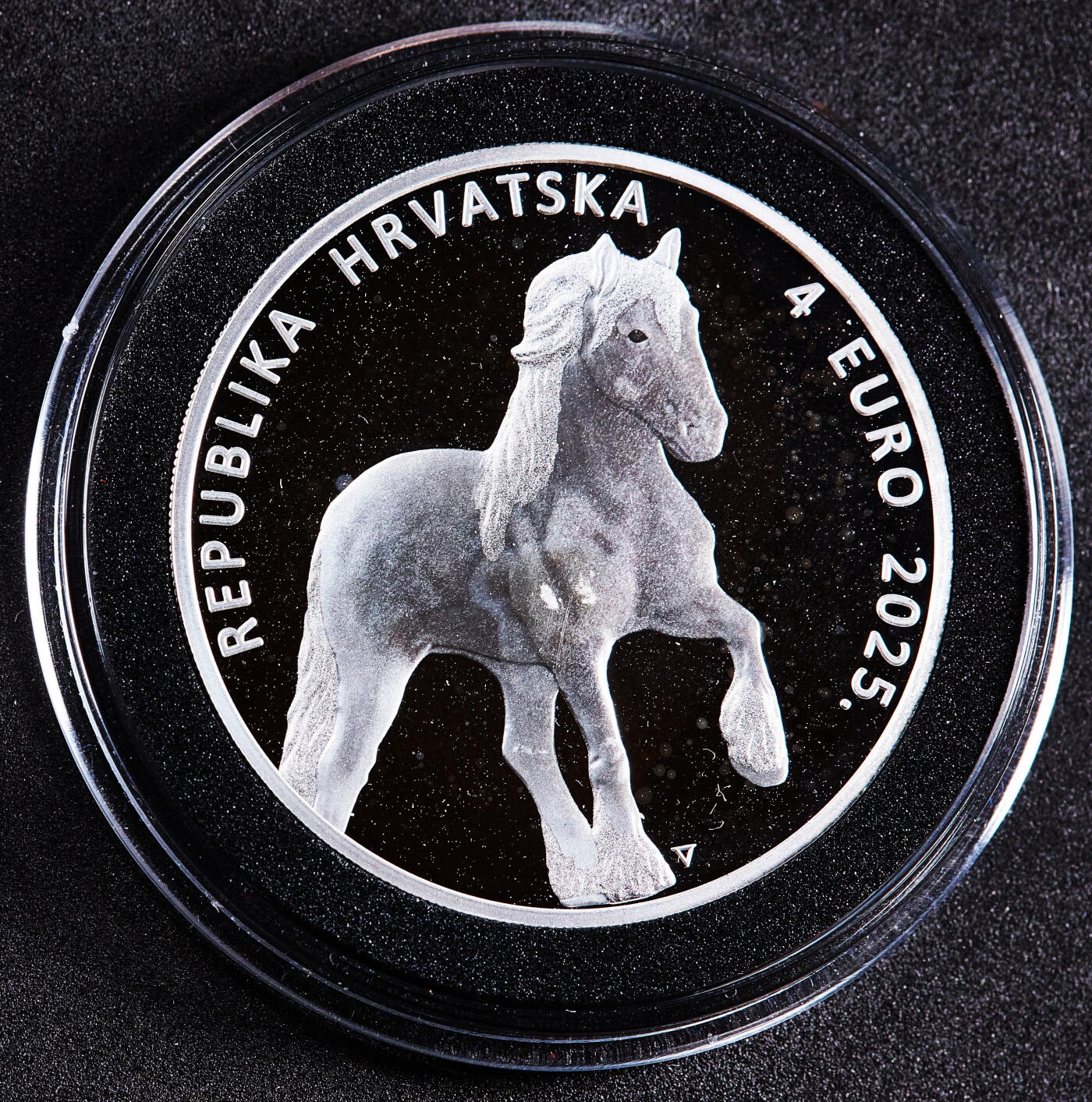 【俄甄集藏】2026年(050)04-01星期三 晚 19:30 全场包邮 克罗地亚2025年本土物种系列-寒地马4欧元精制大银币，原盒证，重31.103克，999银，发行量1500枚，少见