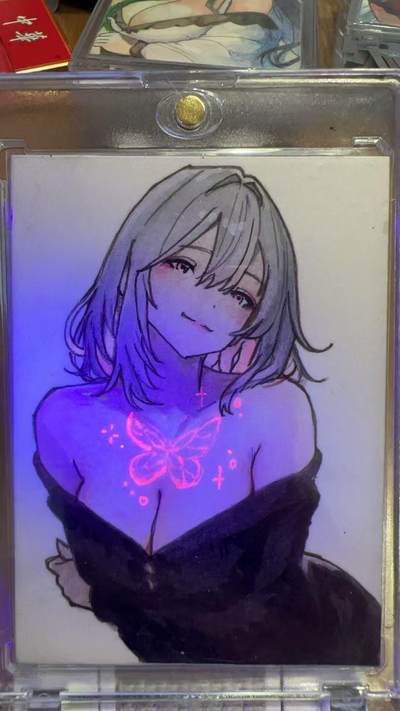 天玑星卡拍第182期《3.30周一截拍》持续收拍收评中 满赠卡需备注 - 【1/1手绘卡】灰发初恋美女，笑容甜过初恋 带特效   亲签手绘，画师：Edward