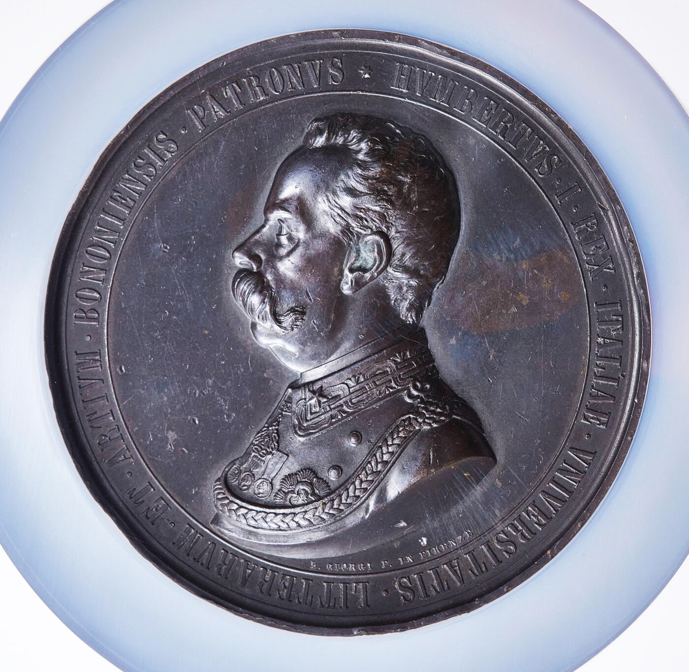 【俄甄集藏】2026年(050)04-01星期三 晚 19:30 全场包邮 意大利1888年翁贝托一世头像纪念博洛尼亚大学建校800周年大铜章，NGC UNCD，直径：75mm，重：144.6克，高浮雕，黑巧克力包浆，稀少品种