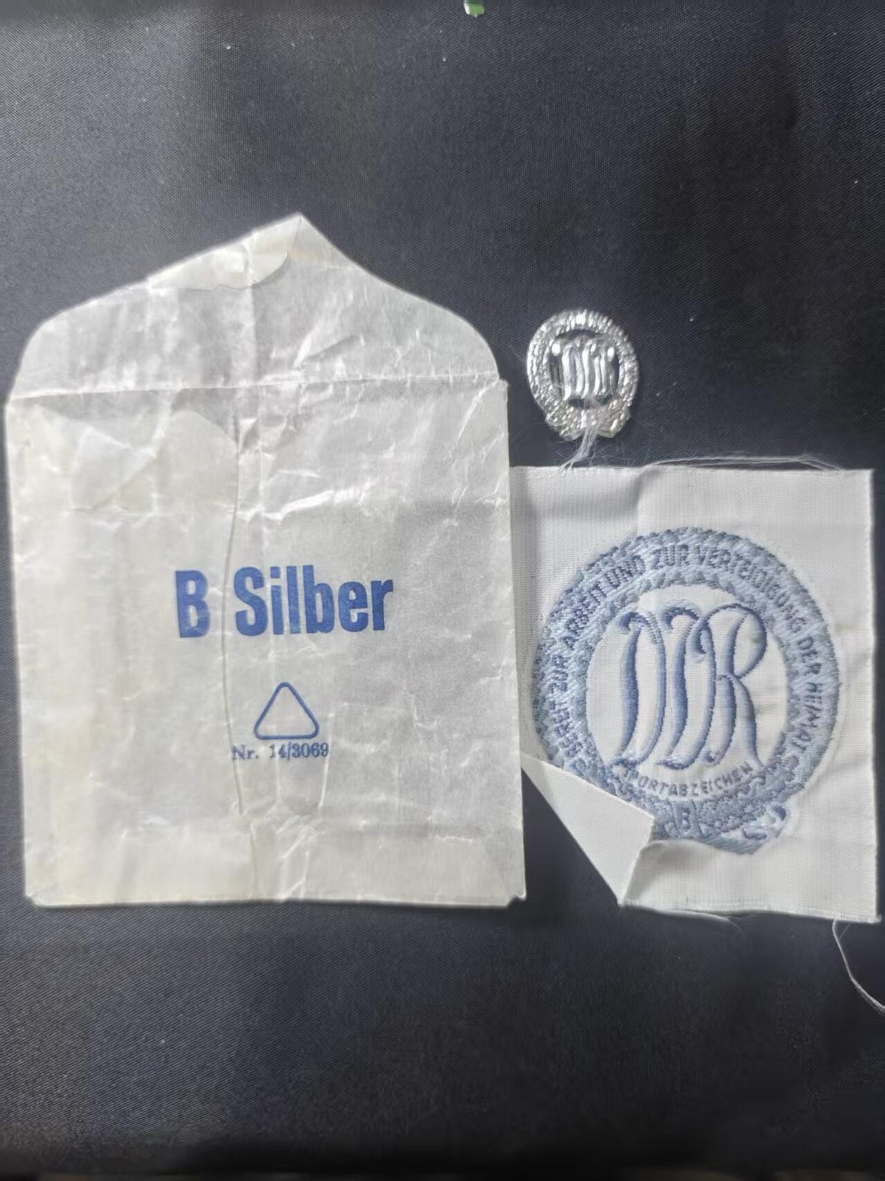 云宸嘉赏-勋臻文献佳藏优品精选场次（低佣 转发佣金红包） 民主德国银级体育体能证章 礼服刺绣+mini+原包装一套 五十年代早期版本少见一套 