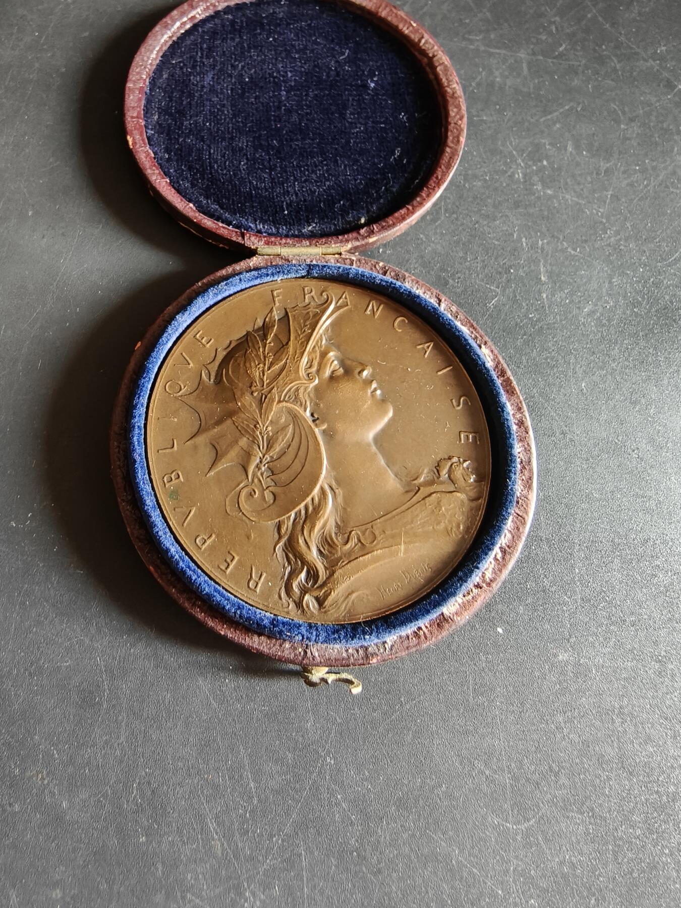 老王徽章第190期 法国战争部射击竞赛大铜章    戎装玛丽安娜    大师亨利·杜布瓦版本     原盒       直径50mm      重量60g