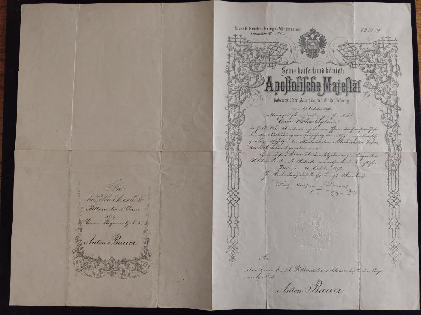 凯旋世界勋赏（第23期）（欢迎送拍）（对拍品有疑问请询问客服，不接受到手刀，出价默认拍品品相。请认真阅读拍卖规则！出价默认已认可！）（收到货请录制开箱视频，无视频概不处理问题。） 奥匈帝国 红色绶带版 铜级军事功绩奖章 证书 由代理战争部长 步兵大将鲁道夫·冯·梅雷尔男爵 亲笔签名 签发（由于前任战争部长突然去世，1892 8月-9月期间梅雷尔短暂担任部长） 1892年颁发给时任一等骑兵上尉 安东·鲍尔