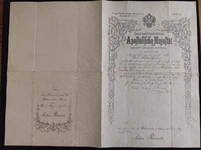 凯旋世界勋赏（第23期）（欢迎送拍）（对拍品有疑问请询问客服，不接受到手刀，出价默认拍品品相。请认真阅读拍卖规则！出价默认已认可！）（收到货请录制开箱视频，无视频概不处理问题。） - 奥匈帝国 红色绶带版 铜级军事功绩奖章 证书 由代理战争部长 步兵大将鲁道夫·冯·梅雷尔男爵 亲笔签名 签发（由于前任战争部长突然去世，1892 8月-9月期间梅雷尔短暂担任部长） 1892年颁发给时任一等骑兵上尉 安东·鲍尔