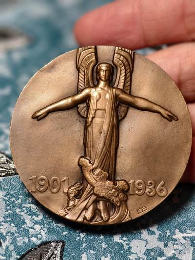 抚柳草堂-第二十八期章牌钱币  奖章勋章 满百包邮 放漏专场 1936法国航空先驱让·梅尔莫兹大铜章 直径59mm 重123.3g  传奇飞行员让·梅尔莫兹  超高浮雕品相不错 - 让·梅尔莫兹是法国航空黄金时代的代表人物，他的失踪是当时法国的重大事件，这枚章牌是航空史与现代史的重要实物见证