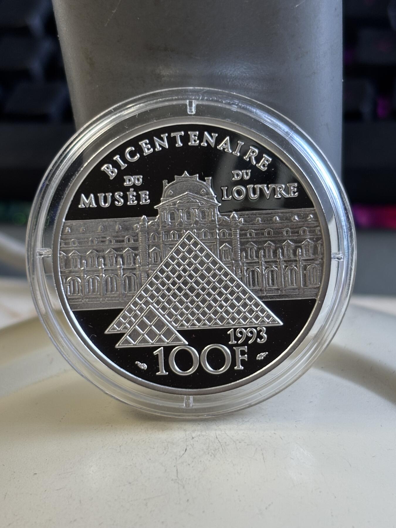 第194期拍卖 法国1993年卢浮宫馆藏系列胜利女神纪念银币，900银，22.2克，塑料盒有2处裂痕